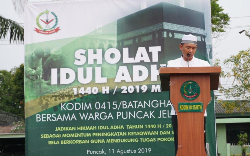 Dandim Kodim 0415/Bth Tunaikan Sholat Idul Adha Bersama Masyarakat