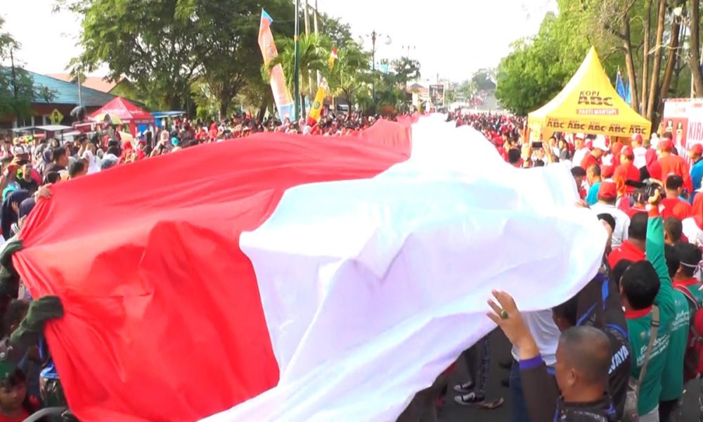 Bupati Bungo Gelar Kirab Bendera Merah Putih Sepanjang 1000 Meter