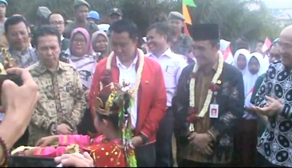 Syahir Bupati Batanghari Dampingi Menpora Meresmikan Renovasi Perpustakaan
