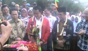 Syahir Bupati Batanghari Dampingi Menpora Meresmikan Renovasi Perpustakaan