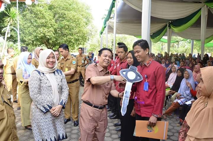 Syahirsyah0 Bupati Ir.H Syahirsyah Menyerahkan Buku Tabungan Keluarga Penerima Manfaat