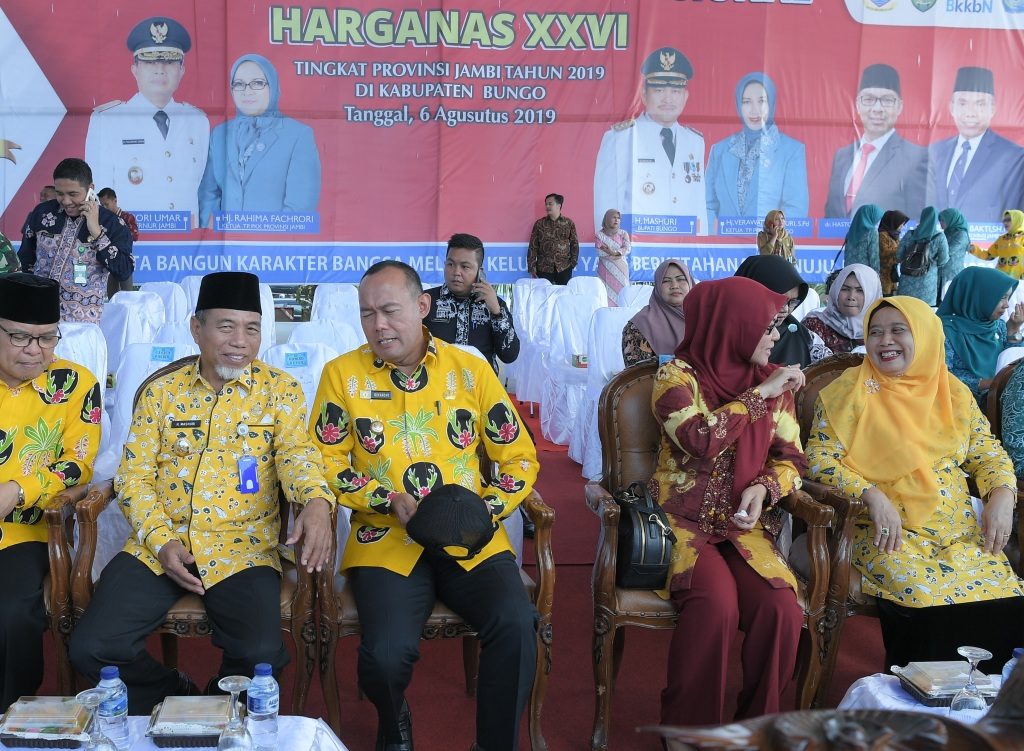 Wabup Merangin H Mashuri bersama Istri dan Bupati Tebo H Sukandar bersama Istri pada puncak peringatan Harganas ke-26 di Muara Bungo H Mashuri: Merangin Juara Pertama PPKS · Pada Puncak Harganas XXVI Tingkat Provinsi Jambi 2019 di Muara Bungo