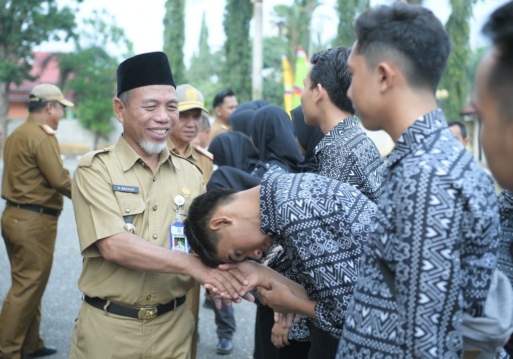 Wabup Merangin H Mashuri bersama kepala OPD memberi salam Merangin Wakili Jambi Pada Parade Tari Nasional