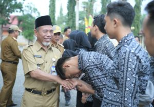 Wabup Merangin H Mashuri bersama kepala OPD memberi salam