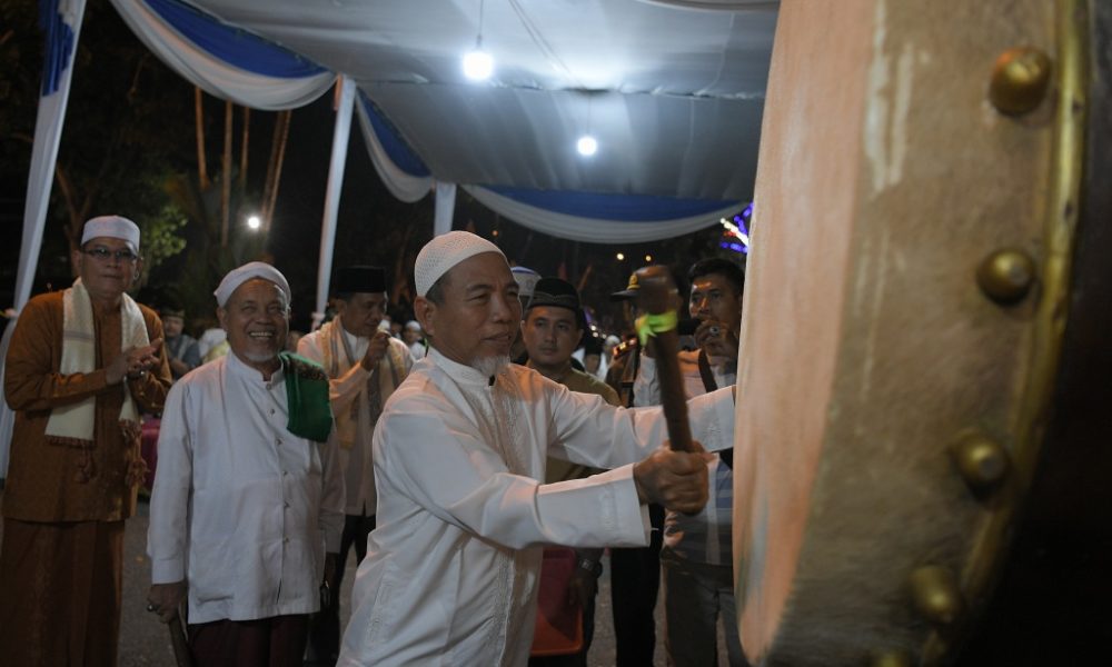 Wabup Merangin H Mashuri didampingi Ketua MUI Merangin H Satar Saleh dan Sekda H Hendri Maidalef memukul beduk Malam Takbiran Idul Adha 1440 H