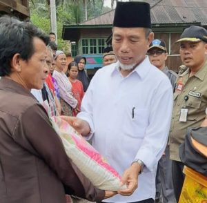 Wabup Merangin H Mashuri ketika memberikan bantuan kepada korban kebakaran di Masurai