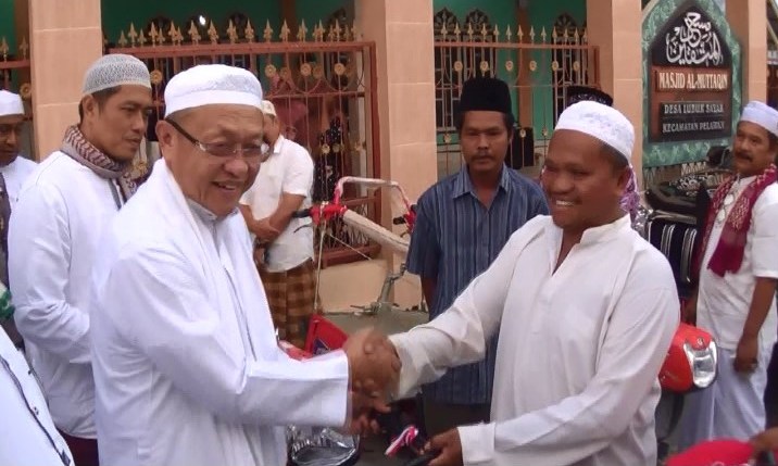 BUPATI CEK ENDRA SERAHKAN BANTUAN ALAT PERTANIAN KEPADA KELOMPOK TANI.mpg snapshot 00.07 2019.09.24 09.36.32