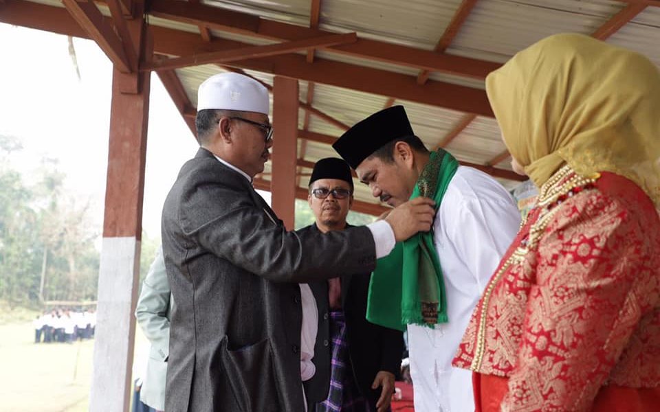 Bupati Beserta Istri Dinobatkan Jadi Bapak dan Ibu Santri Kabupaten Bungo