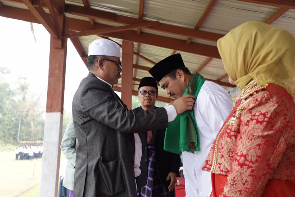 1 Bupati Beserta Istri Dinobatkan Jadi Bapak dan Ibu Santri Kabupaten Bungo