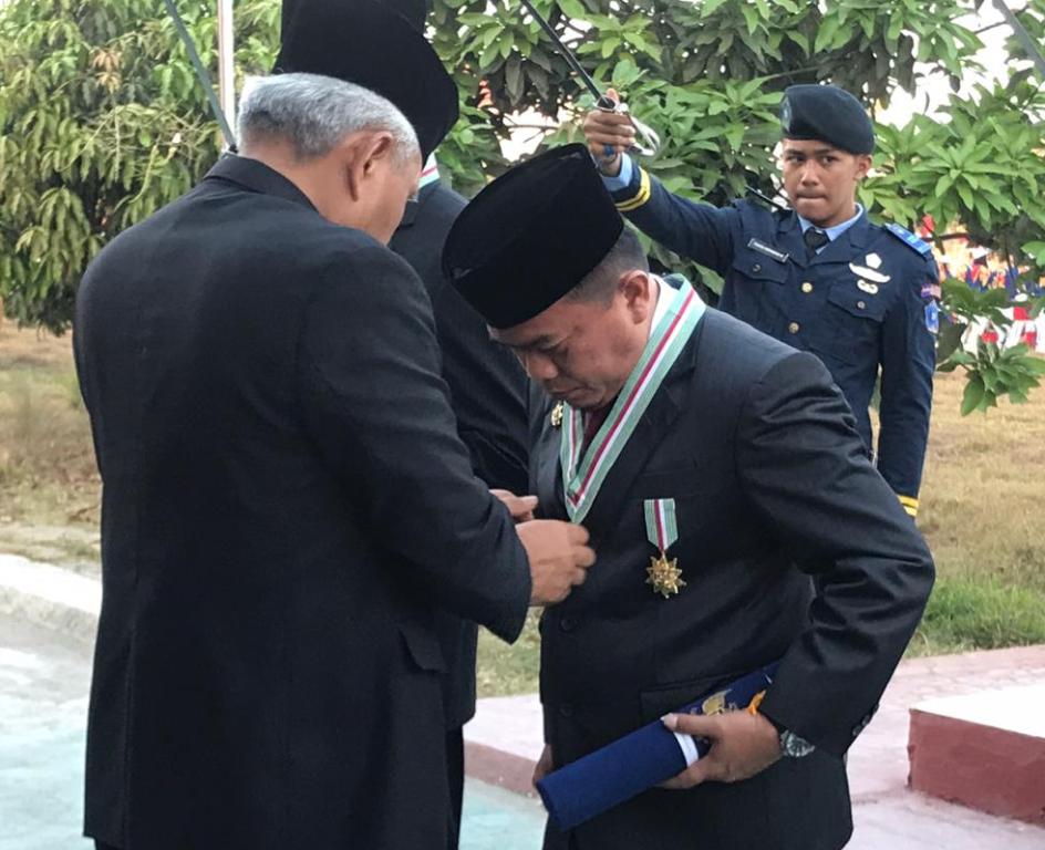 Bupati Merangin H Al Haris ketika menerima penghargaan H Al Haris, Bupati Pertama Peraih Bintang Astha Hannas