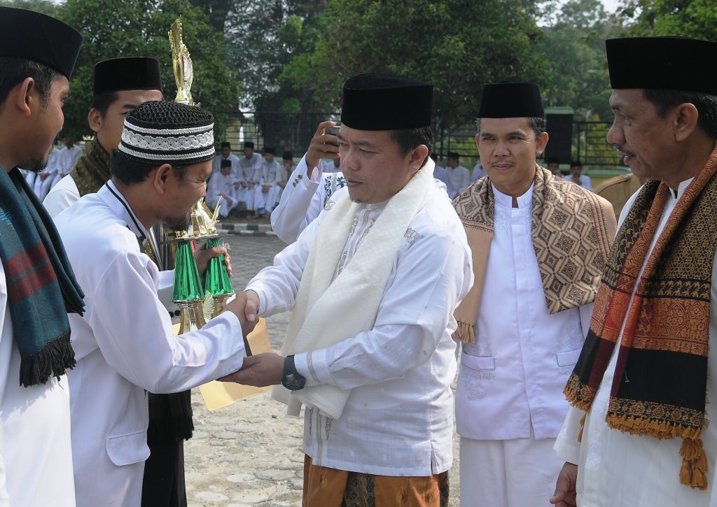 Bupati Merangin H Al Haris memberikan hadiah kepada pemenang lomba peringatan hari santri nasional usai menjadi inspektur upacara hari santri di Kemenag Merangin H Al Haris Inspektur Upacara Hari Santri Nasional