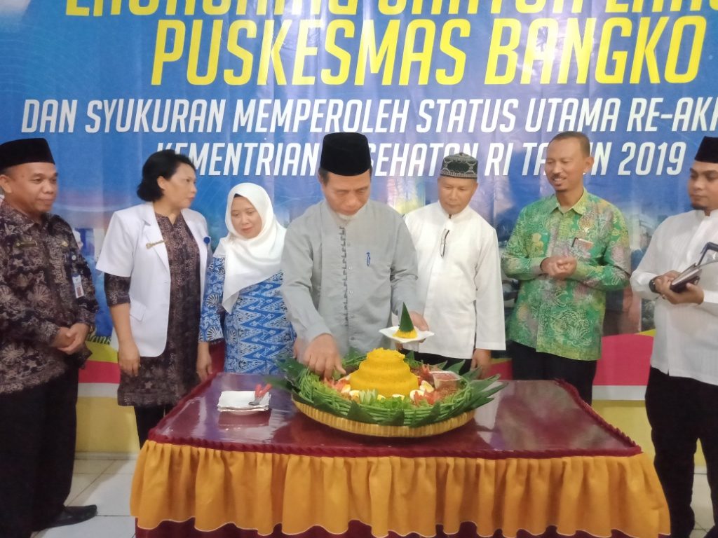 Wabup Merangin H Mashuri memotong tumpeng syukuran Puskesmas Bangko terakreditasi Utama Wabup Launching Puskesmas Bangko Santun Lansia