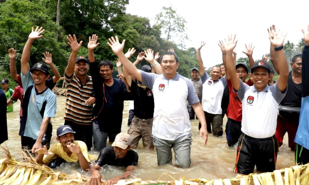 Buka Lubuk Larangan, Bupati Mashuri Tangkap Ikan Bersama Warga 