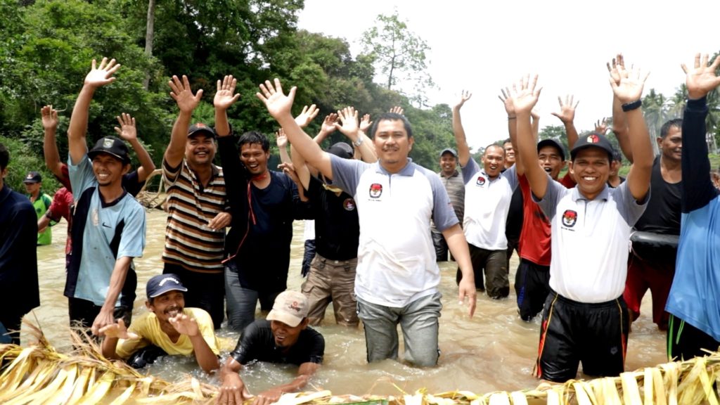 1 Buka Lubuk Larangan, Bupati Mashuri Tangkap Ikan Bersama Warga
