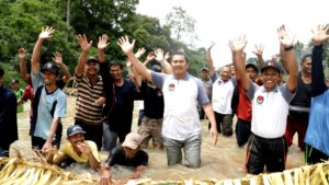 1 Buka Lubuk Larangan, Bupati Mashuri Tangkap Ikan Bersama Warga