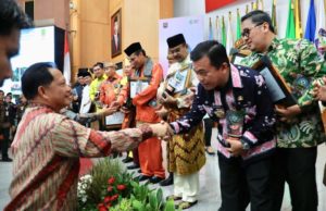 Bupati Merangin H Al Haris ketika menerima penghargaan dari Mendagri