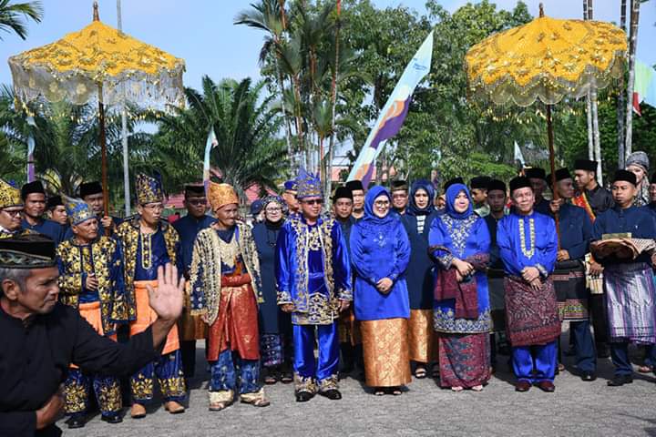 IMG-20191127-WA0029 Bupati Syahirsah Hadiri Pemberian Gelar Adat Karang Setio dari Lembaga Adat Daerah