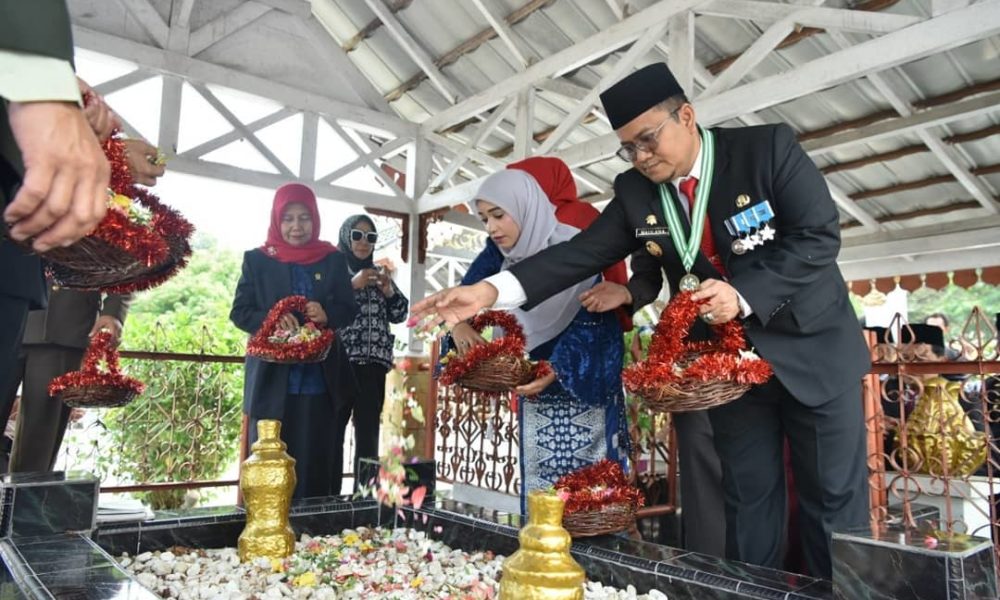 Wawako Maulana Ziarah ke Makam Pahlawan Raden Mattaher