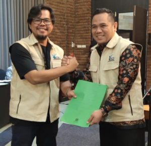 Adi Setiadi,SE, Ketua Forum TBM Jambi Terpilih,Terima SK dari DPP