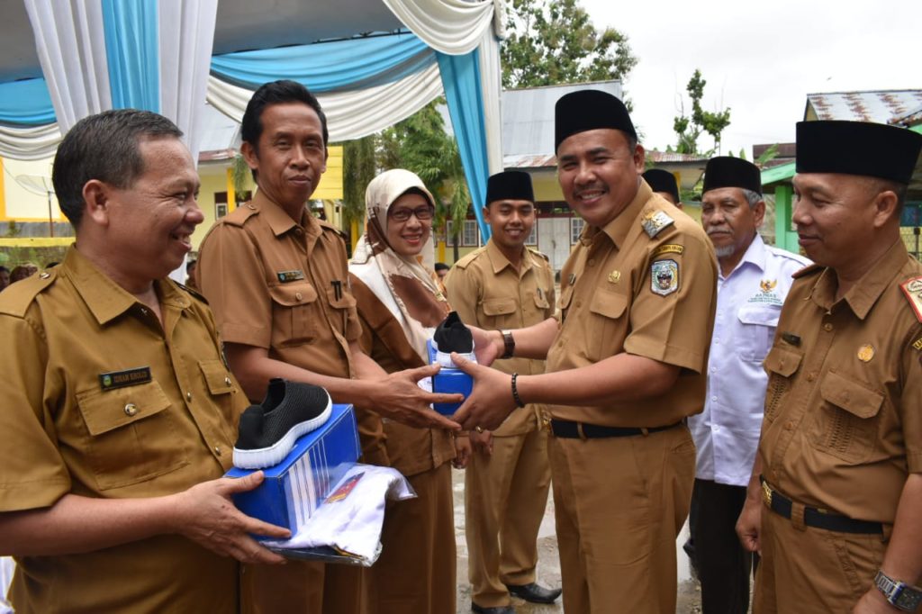 IMG-20191203-WA0030 Wabup Sarolangun Beri Bantuan Bagi Siswa Miskin Berprestasi