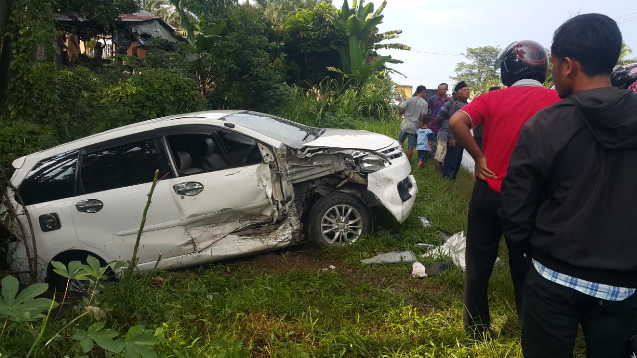Mobil Ditumpangi Dua Ibu dan Balita Alami Kecelakaan