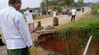 Wabup Memantau Gorong gorong yang ambles tergerus air di Desa Sungai Sahut Kecamatan Tabir Selatan