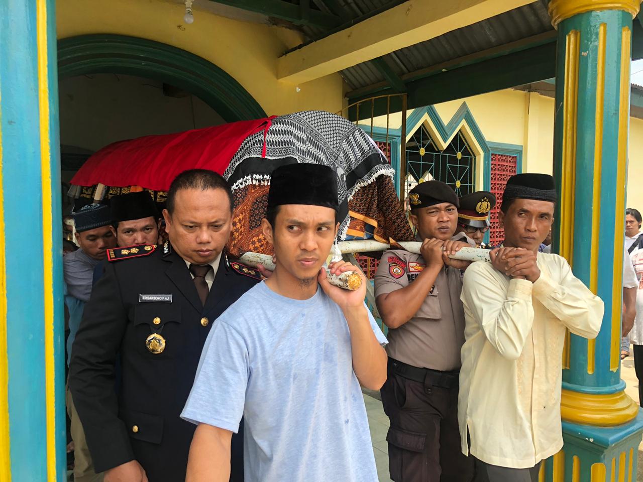 Kapolres Bungo, AKBP Trisaksono Puspo Aji Panggul Keranda Jenazah Almarhum Lukman