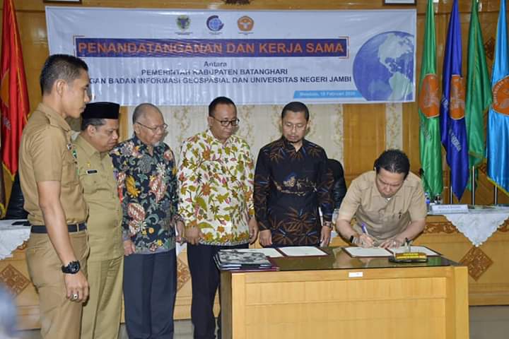 Bupati Batanghari Hadiri Penandatangan Kerjasama Pemkab Batang Hari dengan BIG dan UNJA