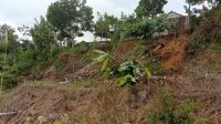 Tebing Tak di turap, Puluhan Rumah Terancam Terjun Bebas ke Jurang