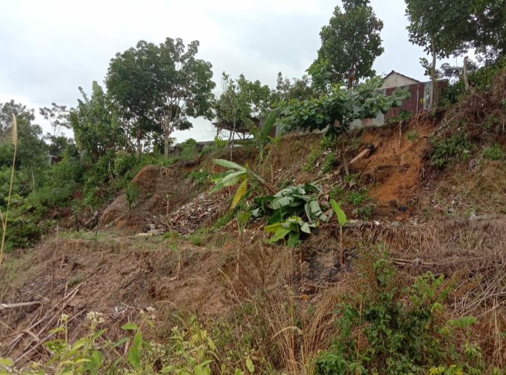 Tebing Tak di turap, Puluhan Rumah Terancam Terjun Bebas ke Jurang