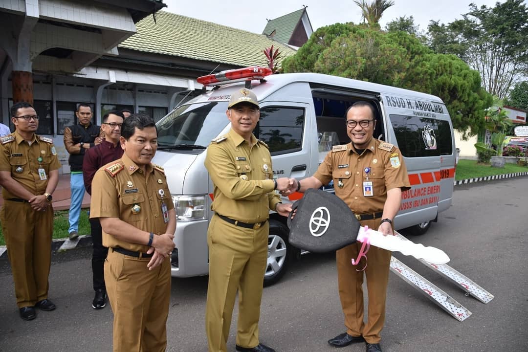 Wako Fasha Serahkan Bantuan Satu Unit Mobil Ambulans Khusus Ibu dan Anak