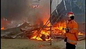 20200315_124859 Kebakaran Hebat 4 Unit Mobil dan 1 Unit Sepeda Motor Hangus Terbakar