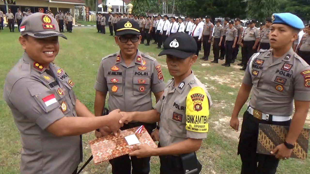 Kapolres Bungo Berikan Penghargaan Bhabinkamtibmas yang Berprestasi