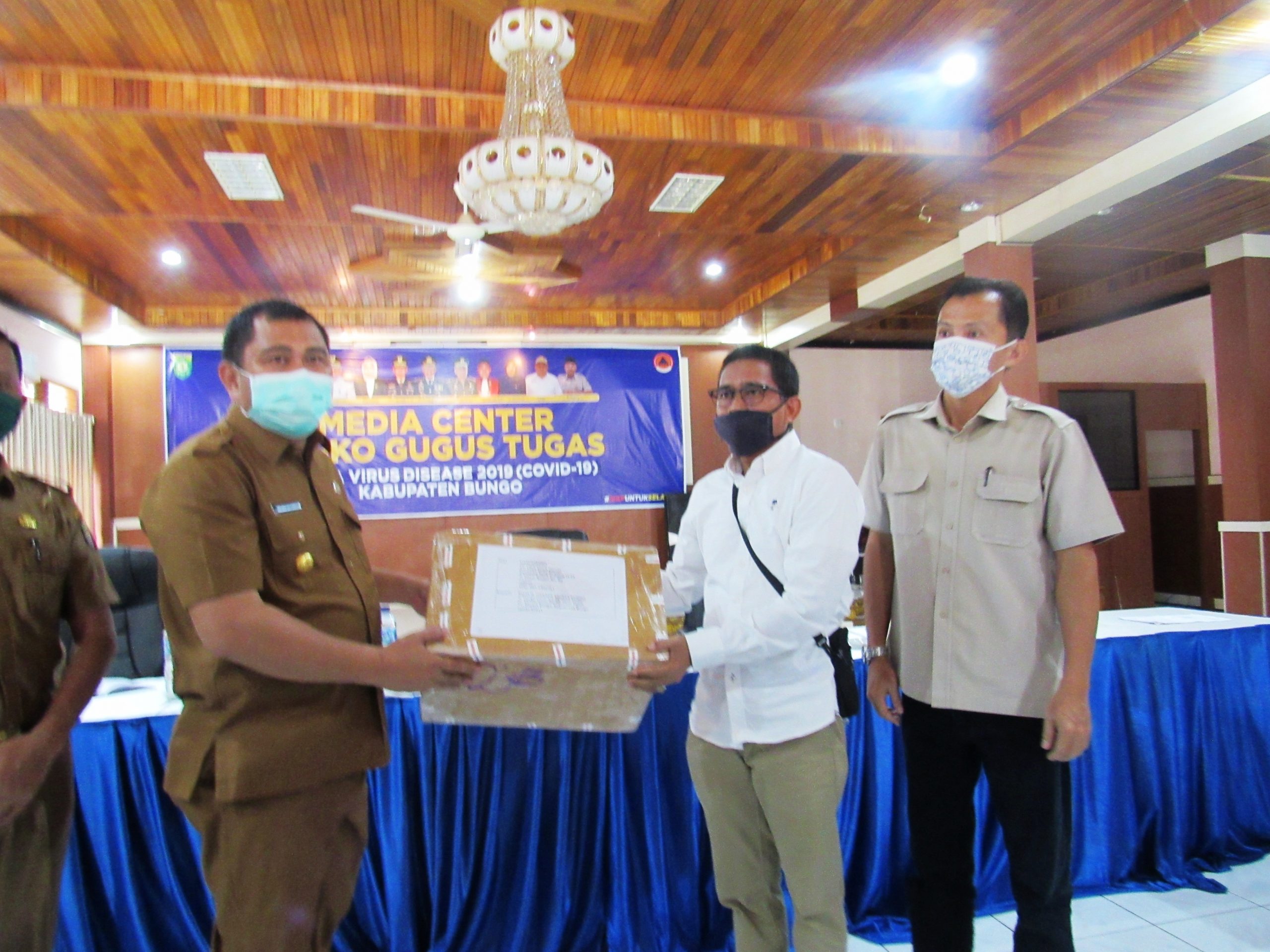 Pemkab Bungo Terima Bantuan APD dan Alat Rapid Test dari Perusahaan