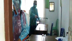 Bersama Lawan Covid-19, Pemerintah Kecamatan Bungo Dani Semprotkan Cairan Disinfektan