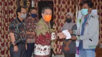 20200423_140221 Bupati Syahirsah Serahkan Bantuan BBT Sebesar 600 Ribu per KK