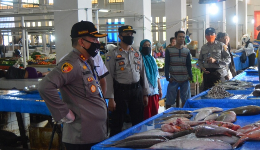 Kapolres Bungo Ajak Pengunjung Dan Pedagang Pasar di Muara Bungo Gunakan Masker