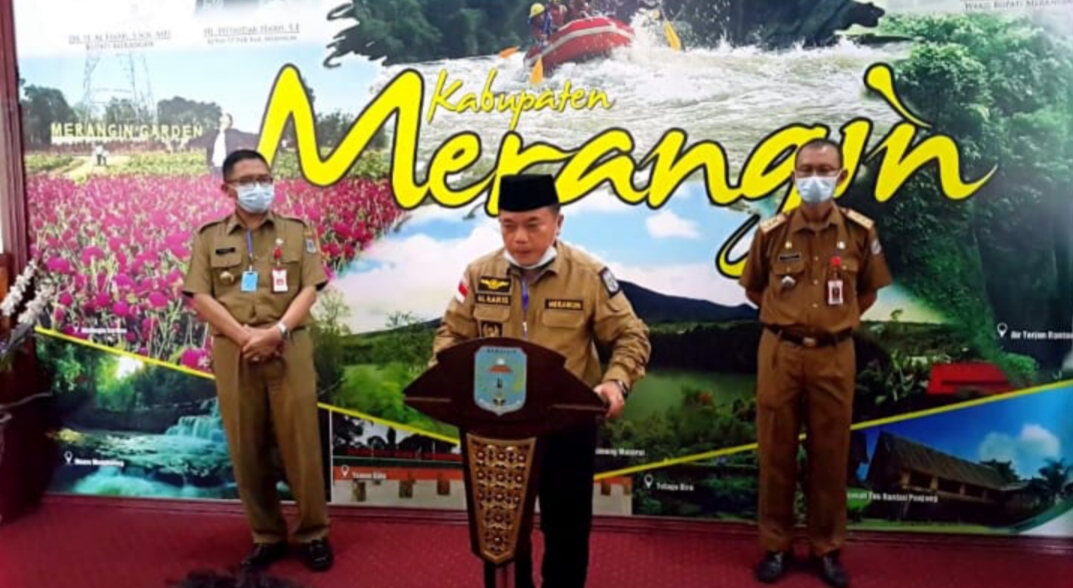 Bupati Al Haris Beri Madu Dan Ramuan Daun Sungkai Kepada Pasien PDP