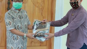 humasprotokoljambi-20200413-0001 Gubernur Jambi Berikan 1.000 Masker Ke Pedagang Pasar Angso Duo