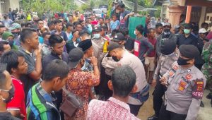 Ratusan Warga Tuntut Kades Mengundurkan Diri Dari Jabatannya