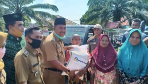 Wakil Bupati Sarolangun Berikan Bantuan Yang Terkena Dampak Covid-19