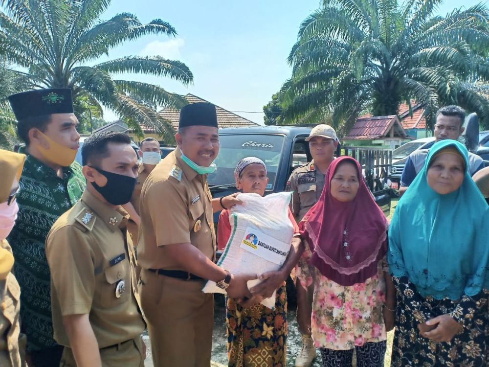 66img20200413wa0032 Wakil Bupati Sarolangun Berikan Bantuan Yang Terkena Dampak Covid-19