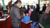Bupati H Mashuri Serahkan Bantuan Untuk Korban Badai di Rantau Pandan