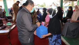 Bupati H Mashuri Serahkan Bantuan Untuk Korban Badai di Rantau Pandan