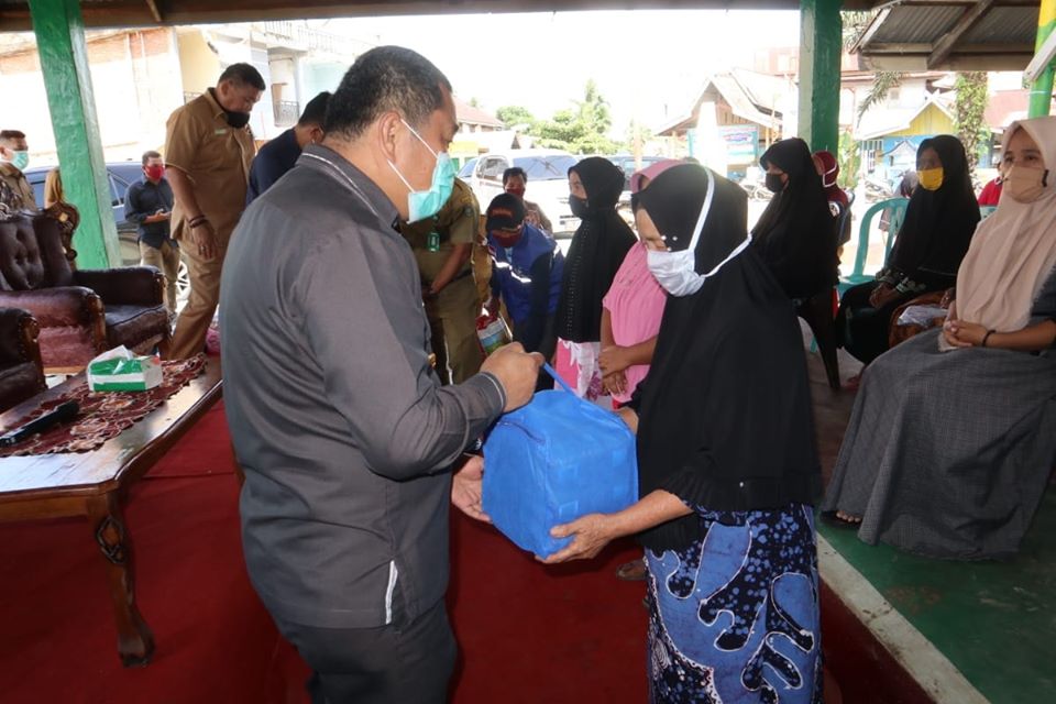 Bupati H Mashuri Serahkan Bantuan Untuk Korban Badai di Rantau Pandan