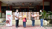 Pak Andri dan Pak Agus Memberikan Donasi Langsung ke Warga Terdampak Bantu Atasi Dampak Pandemi Covid-19, Sharp Indonesia Donasikan 500 Sembako