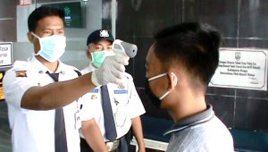 Petugas rumah sakit melakukan screening terhadap pengunjung