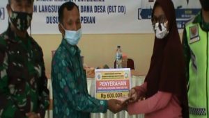 bustami Pemdus Pulau Pekan Serahkan BLT Kepada Warga Terdampak Covid-19