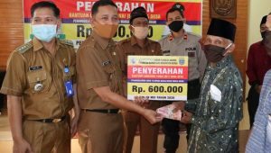 101146192_576286006636460_4380455660794413056_o Wabup Apri Serahkan BLT di Dusun Sungai Arang