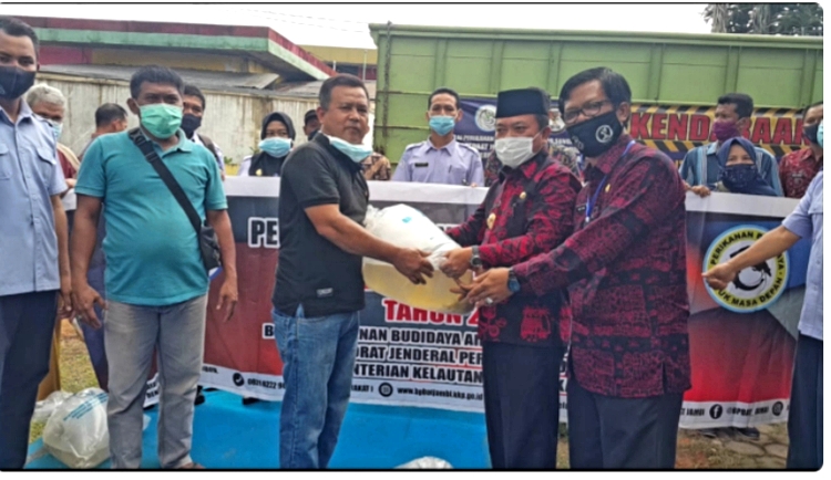 H.Al Haris Salurkan Bantuan 140 Ribu Benih Ikan